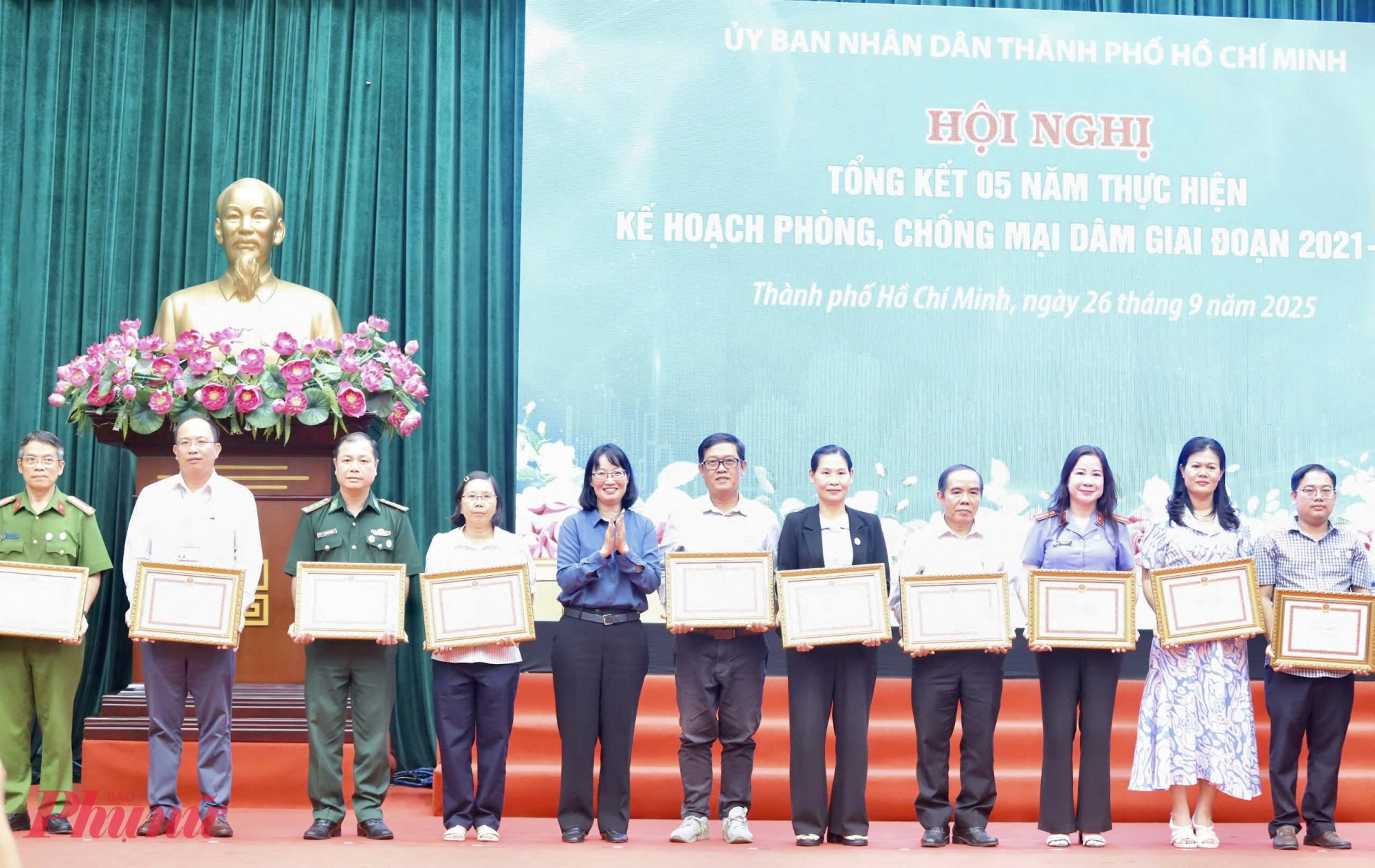 Bà Trần Thị Diệu Thúy - Phó chủ tịch UBND TPHCM trao bằng khen của UBND TPHCM cho các tập thể, cá nhân tiêu biểu đã đóng góp tích cực trong công tác phòng chống mại dâm - Ảnh: Thanh Tâm