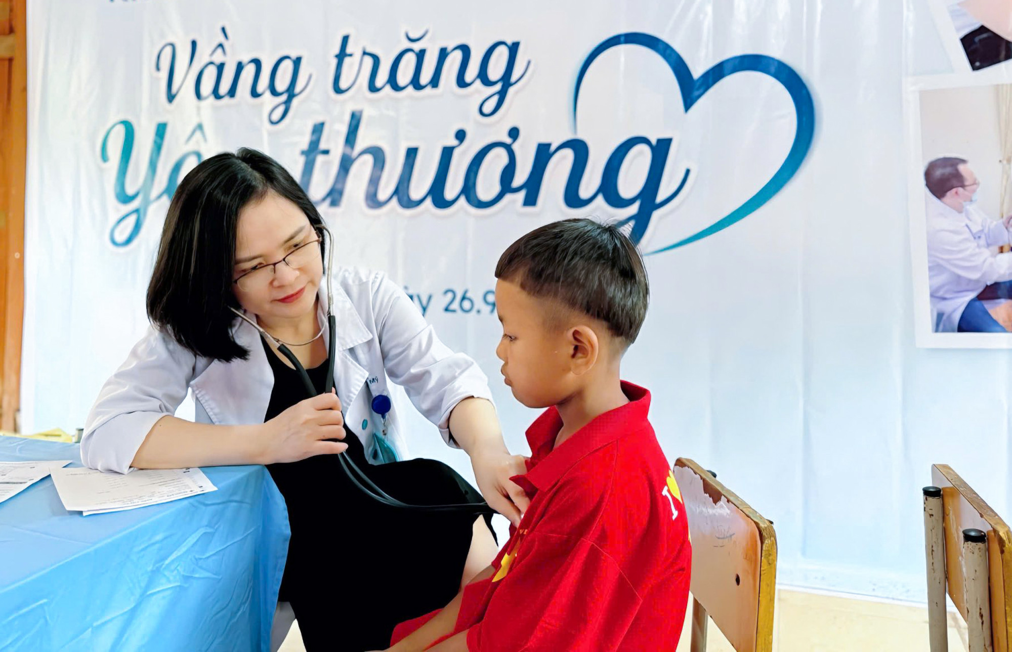 Các em học sinh được khám và phát thuốc miễn phí trước đêm hội - Ảnh: Khánh Trung