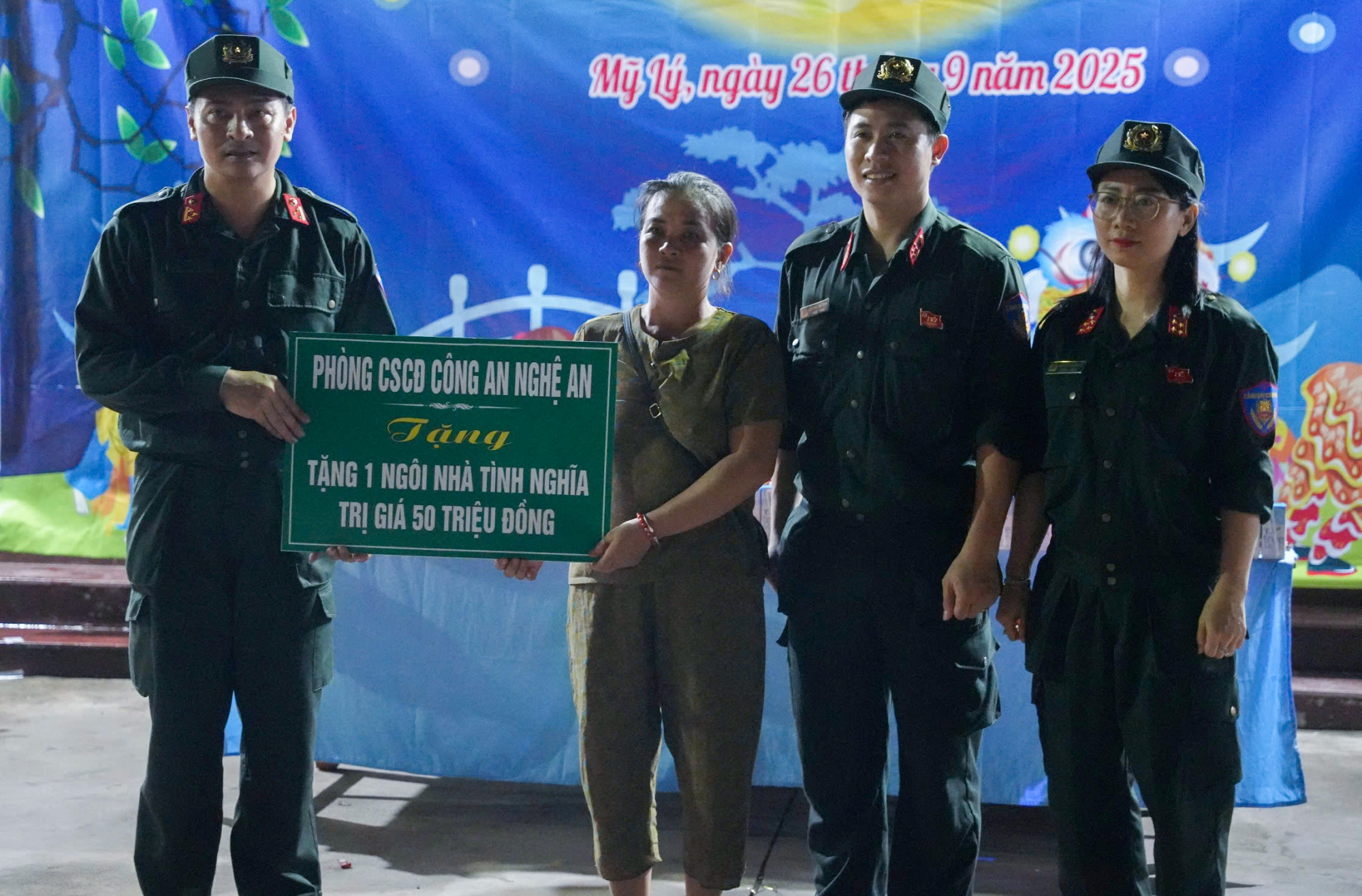 Phòng Cảnh sát cơ động trao tặng nhà tình nghĩa cho người dân xã Mỹ Lý - Ảnh: Khánh Trung
