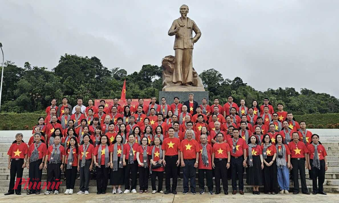 Đoàn đại biểu trí thức TPHCM chụp ảnh lưu niệm tại 