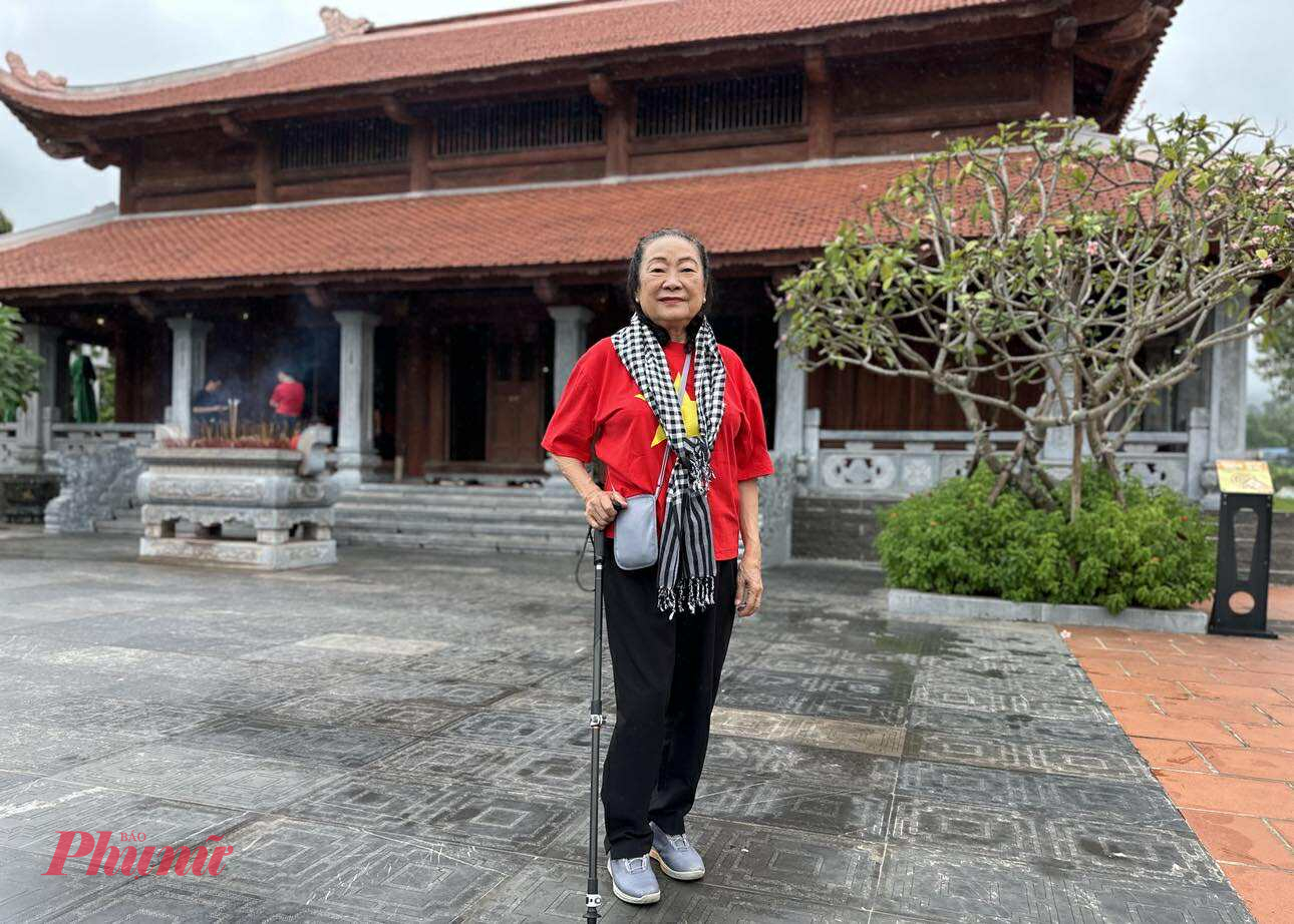 Bà Ngô Thị Hồng Thư, Phó Chủ tịch Hội các phòng thí nghiệm TP.HCM ở Khu tưởng niệm Chủ tịch Hồ Chí Minh và các vị tiền bối cách mạng