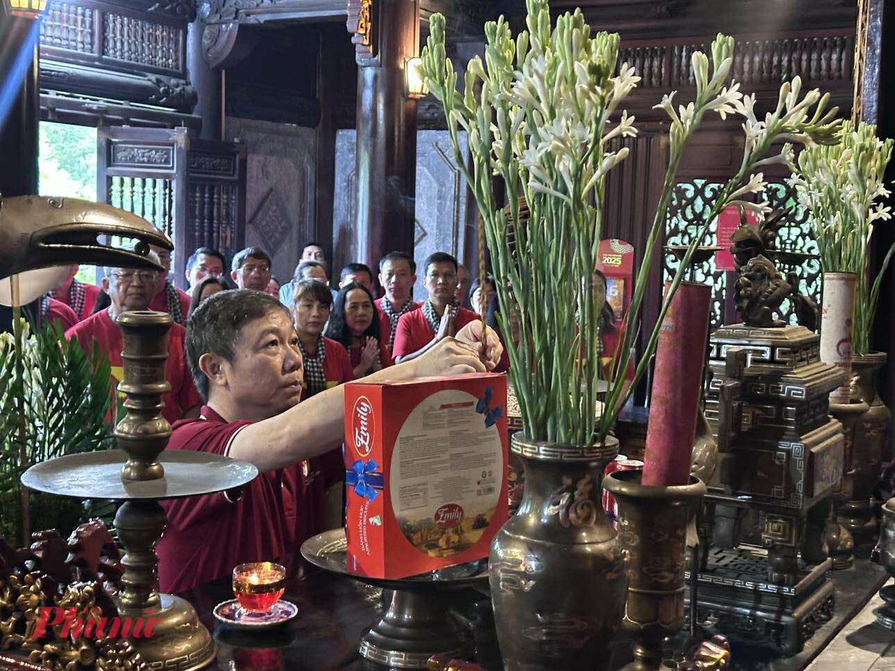 Đồng chí  Dương Anh  Đức  Uỷ Viên Ban Thường vụ, Trưởng ban Tuyên giáo và Dân vận Thành uỷ thắp hương bàn  thờ Chủ  tịch Hồ Chí Minh tại   TPHCM  