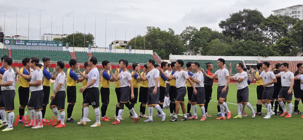 Trận đấu bắt đầu với những cái bắt tay đầy hữu nghị.