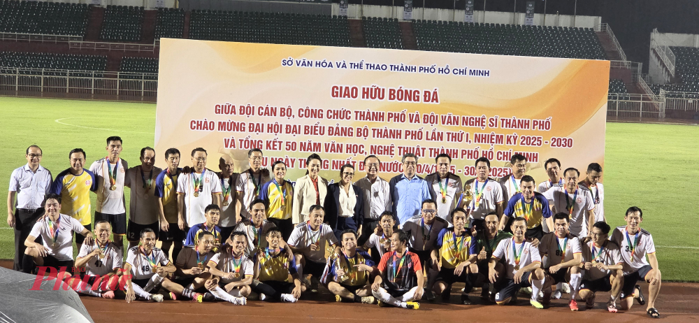 Hai đội chụp ảnh lưu niệm sau trận đấu.