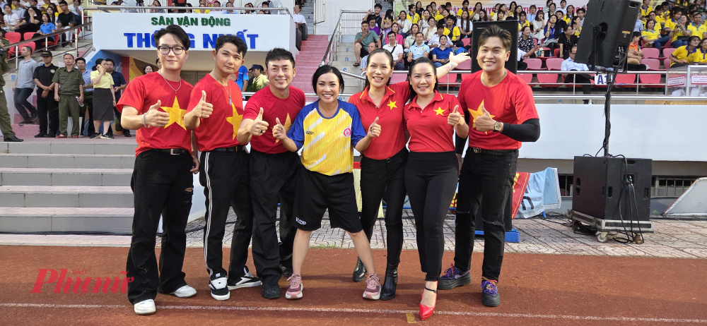 Ca sĩ Phương Thanh và các ca sĩ, nghệ sĩ thuộc Nhà hát Kịch TPHCM đến cổ vũ trận đấu.