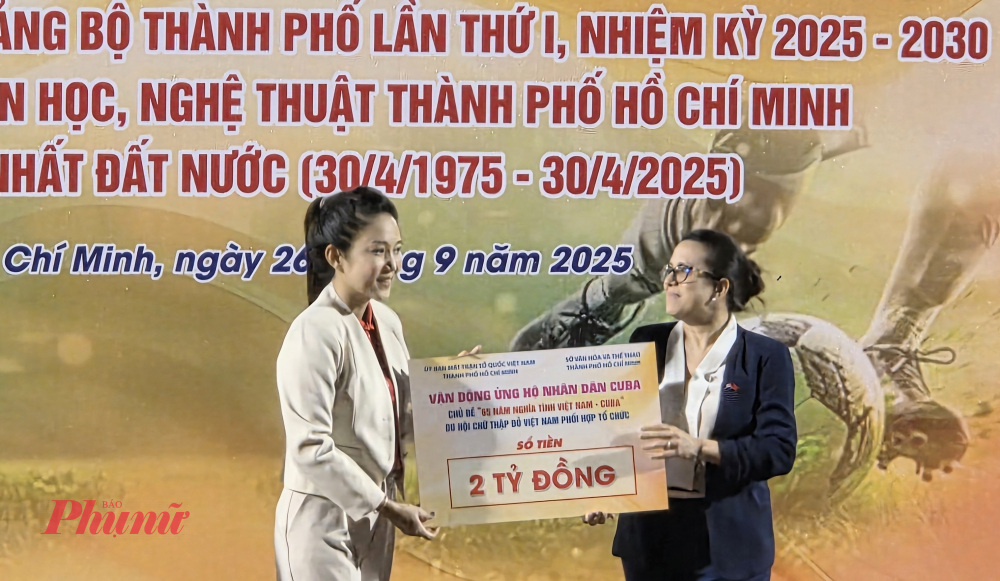 Phó giám đốc Sở Văn hóa và Thể thao TPHCM - NSND Thanh Thúy trao biển tượng trưng 2 tỷ đồng cho Tổng Lãnh sự Cuba tại TPHCM