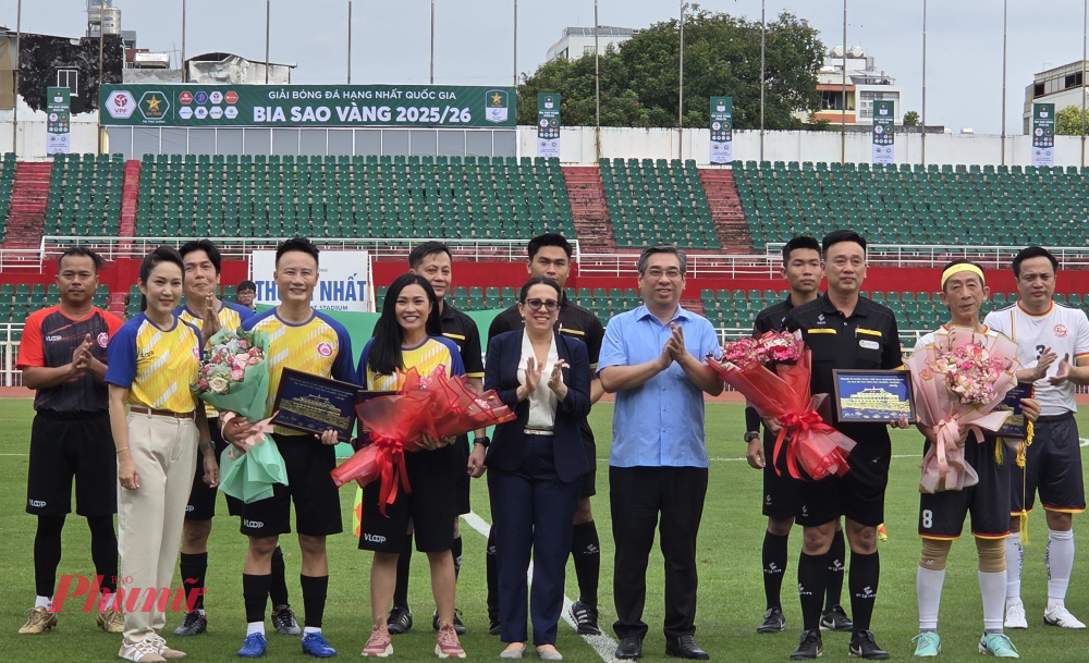 Lãnh đạo TPHCM tặng hoa đại diện 2 đội.
