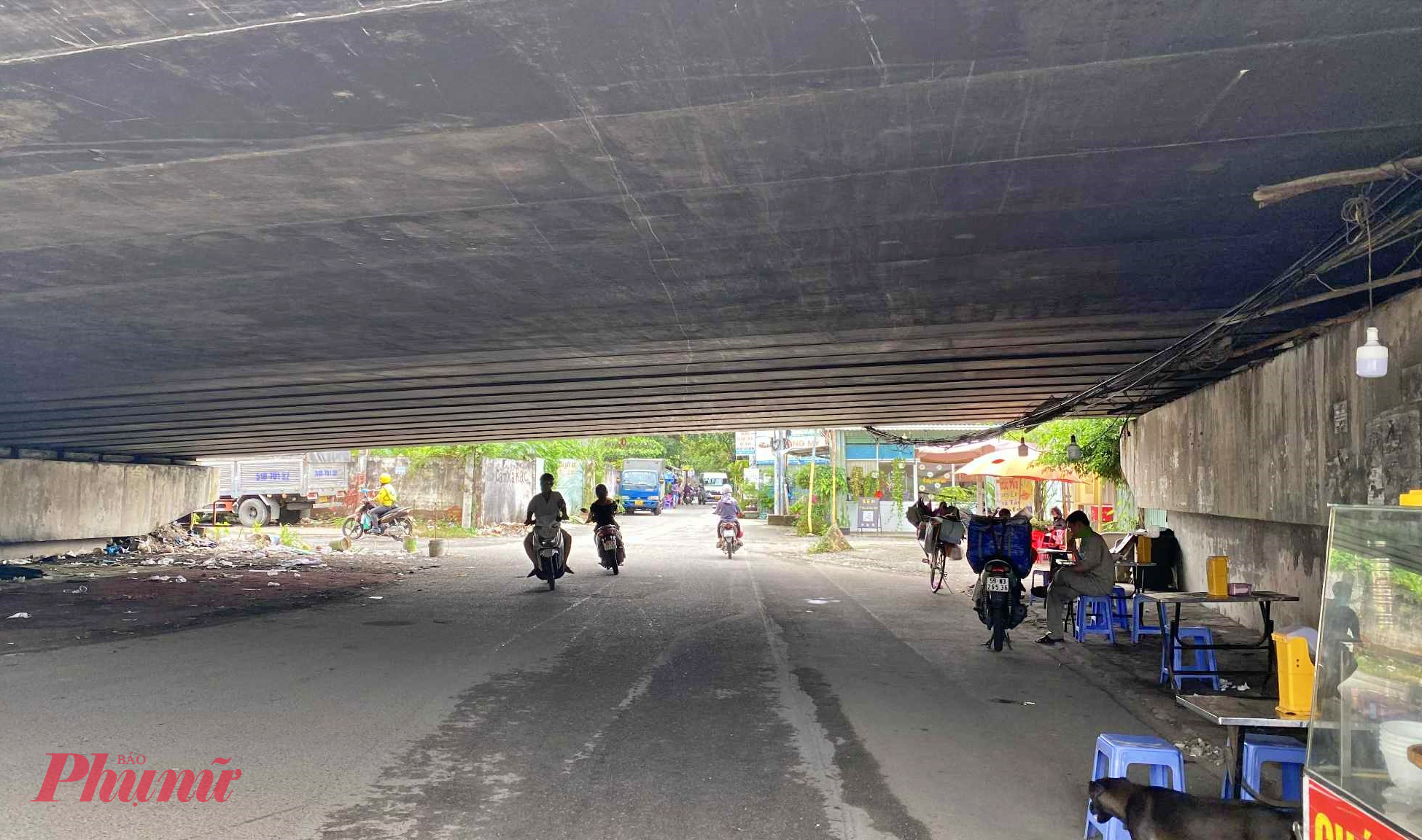 Gầm cầu Him Lam bị chiếm dụng làm nơi buôn bán