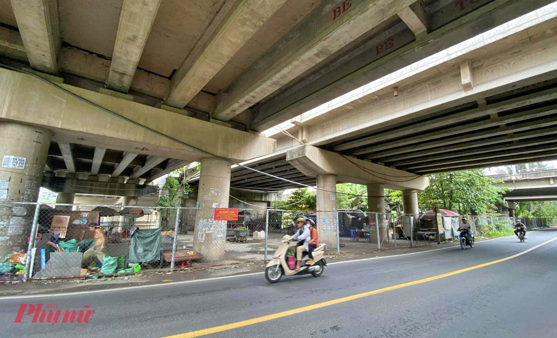 Gầm cầu Ông Lớn bị chiếm dụng làm nơi buôn bán trái phép