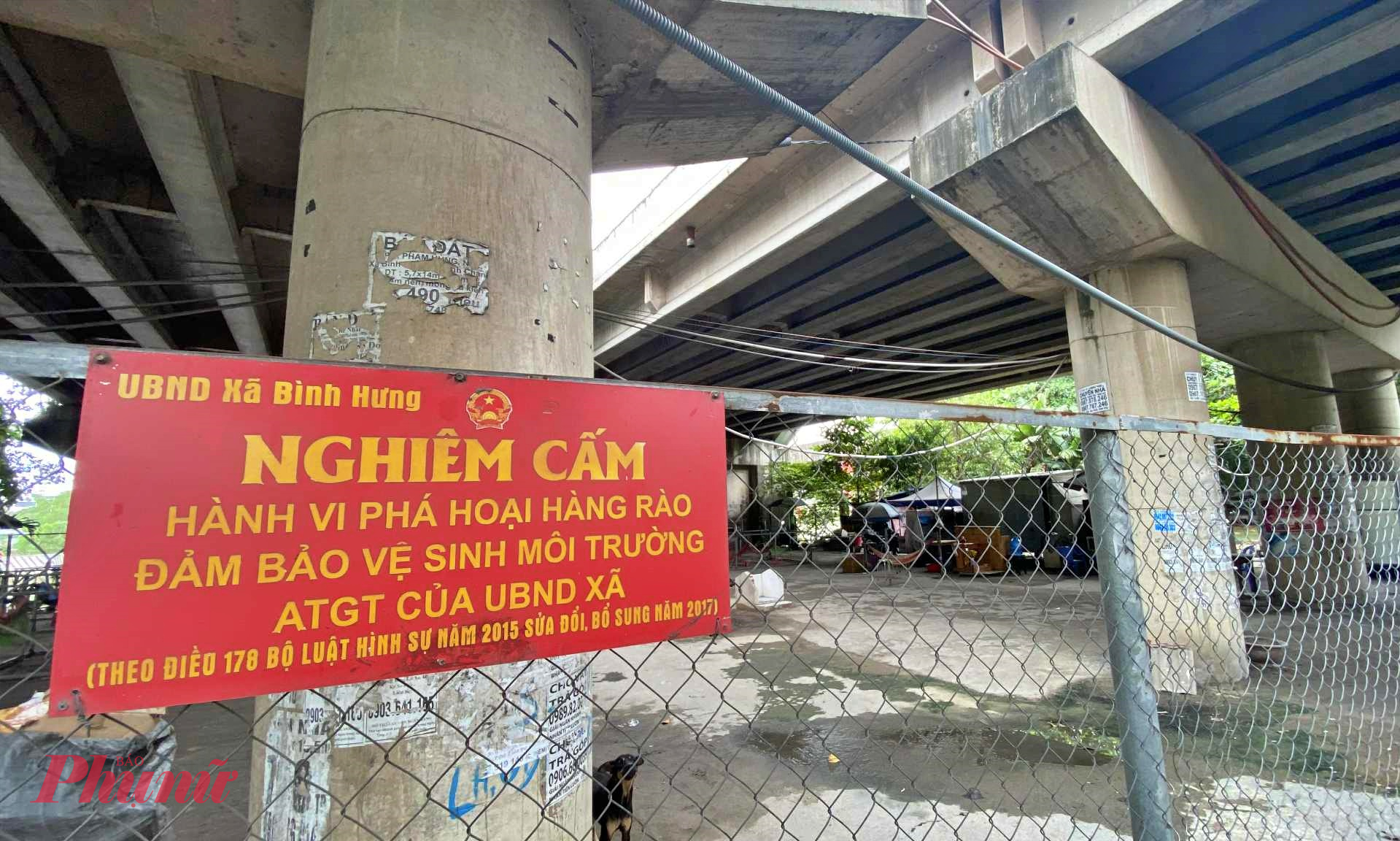 Để chấn chỉnh tình trạng lấn chiếm gầm cầu trái phép làm nơi giữ xe, buôn bán cơ quan chức năng treo biển cảnh báo tại cầu Ông Lớn.