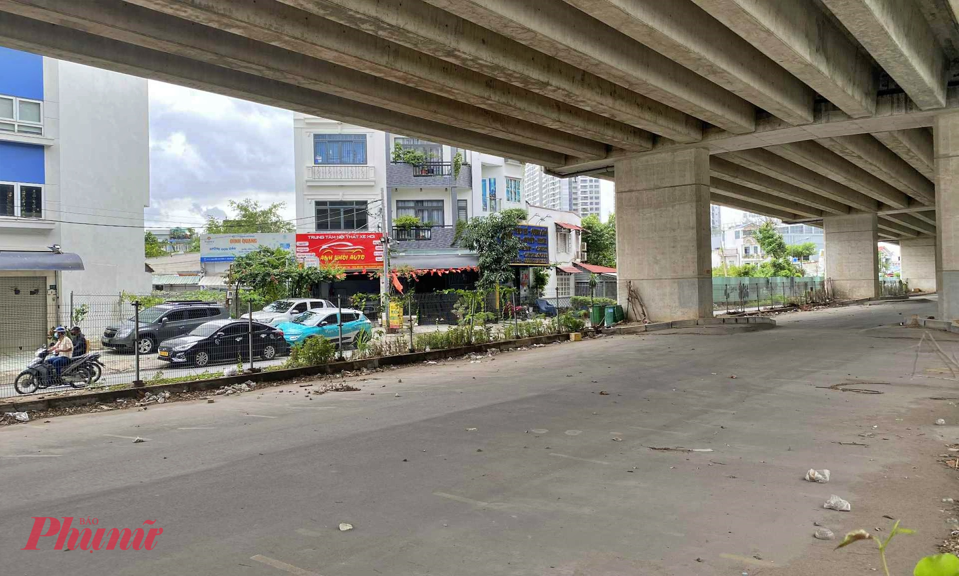 Hiện tại một đoạn gầm cầu Phú Mỹ được rào chắn để ngăn chặn tình trạng bị chiếm dụng làm bãi trông giữ xe trái phép. 