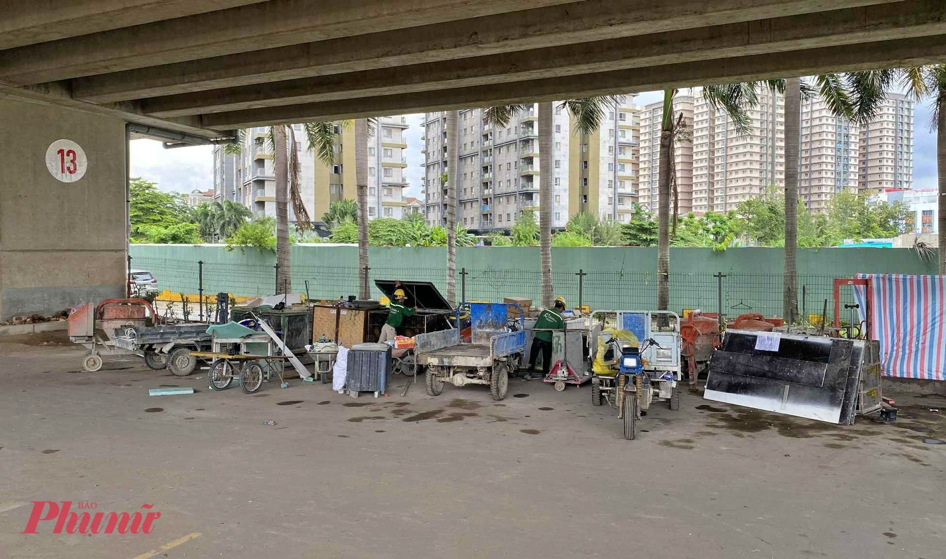 Một đoạn gầm cầu Phú Mỹ bị chiếm dụng làm bãi tập kết xe ba gác, vật liệu xây dựng công trình. 