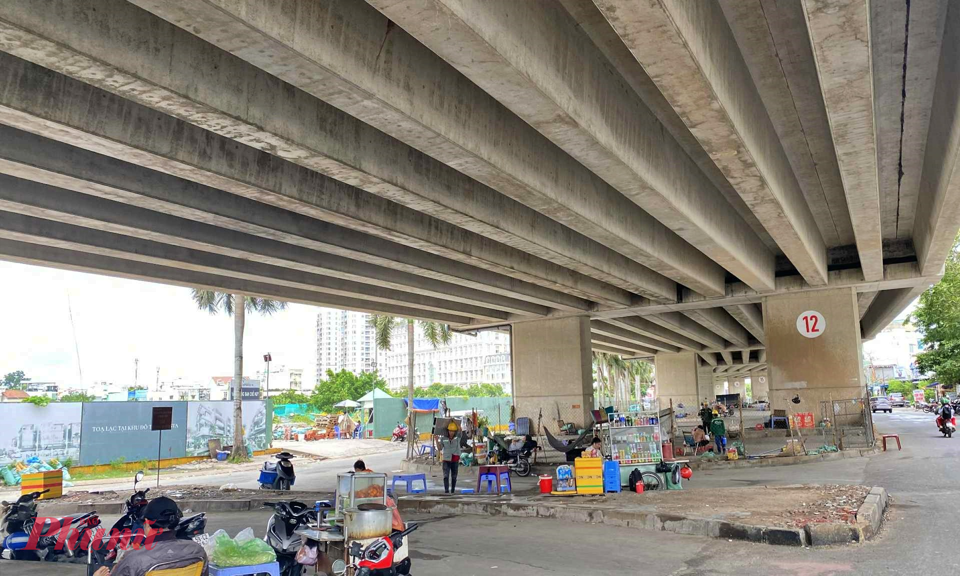 Cụ thể, cầu Ông Lớn và cầu Him Lam được sử dụng làm bãi giữ xe trái phép; dưới cầu Rạch Ông tồn tại tình trạng để xe máy tự phát; gầm cầu Lò Gốm biến thành nơi tập kết vật tư, chất thải xây dựng; tại cầu cạn Phú Mỹ - nút giao Khu A (đô thị mới Nam TP), nhiều vị trí bị biến thành bãi đỗ xe tự phát, điểm tập kết rác thải.