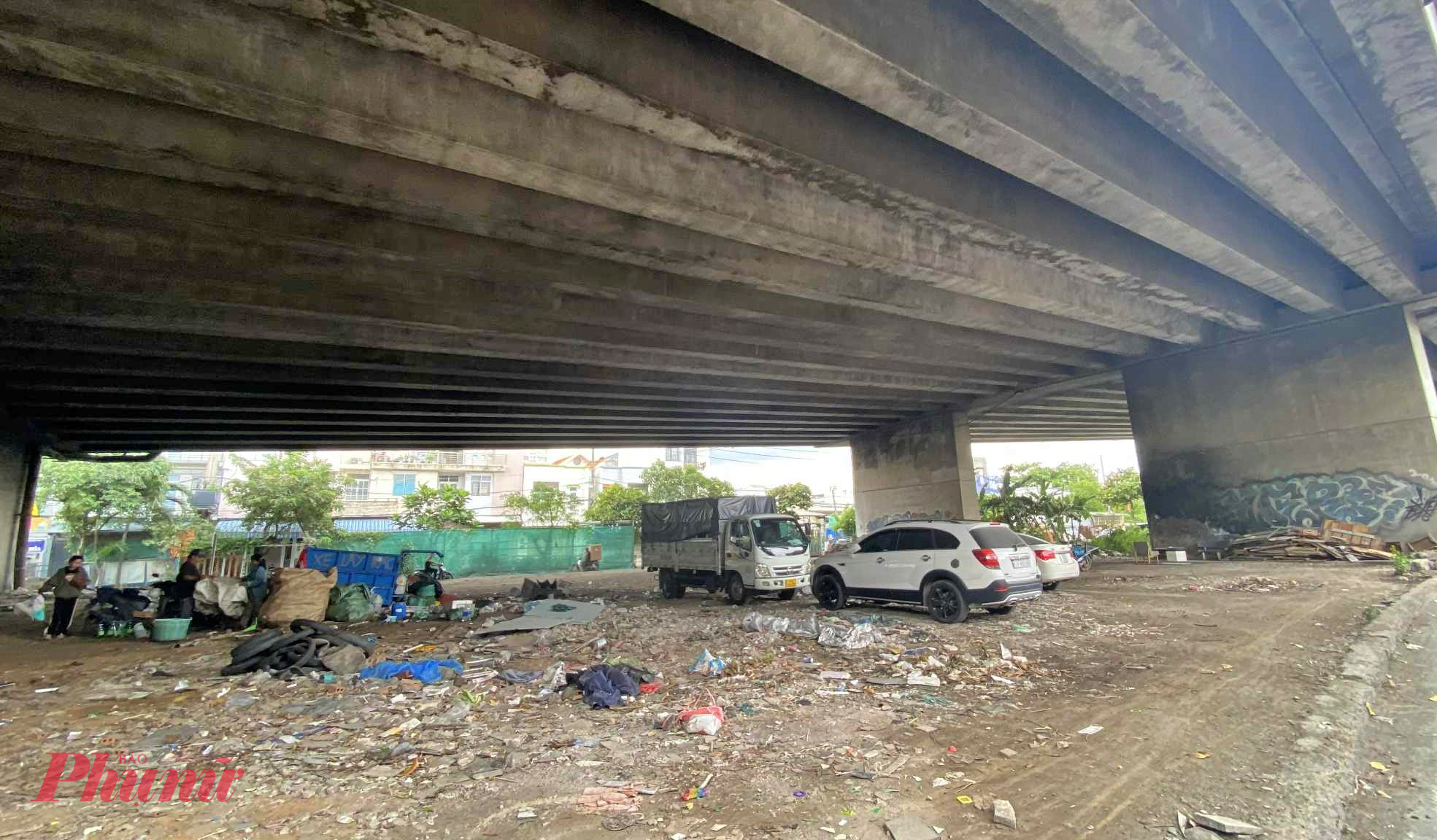 Ngoài ra một đoạn gầm cầu Phú Mỹ cũng bị chiếm dụng làm nơi tập kết ve chai, rác thải tiềm ẩn nguy cơ cháy nổ rất lớn.