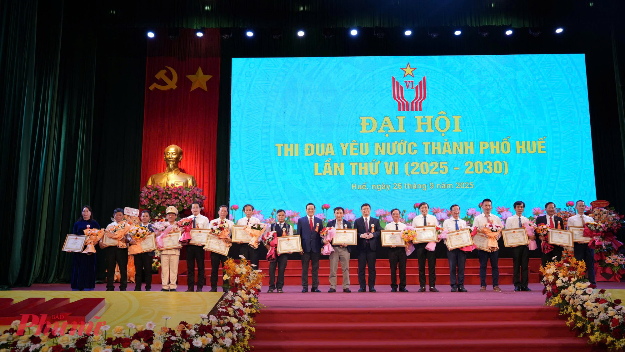 Vinh dang các cá nhân, tập thể điển hình tiên tiến
