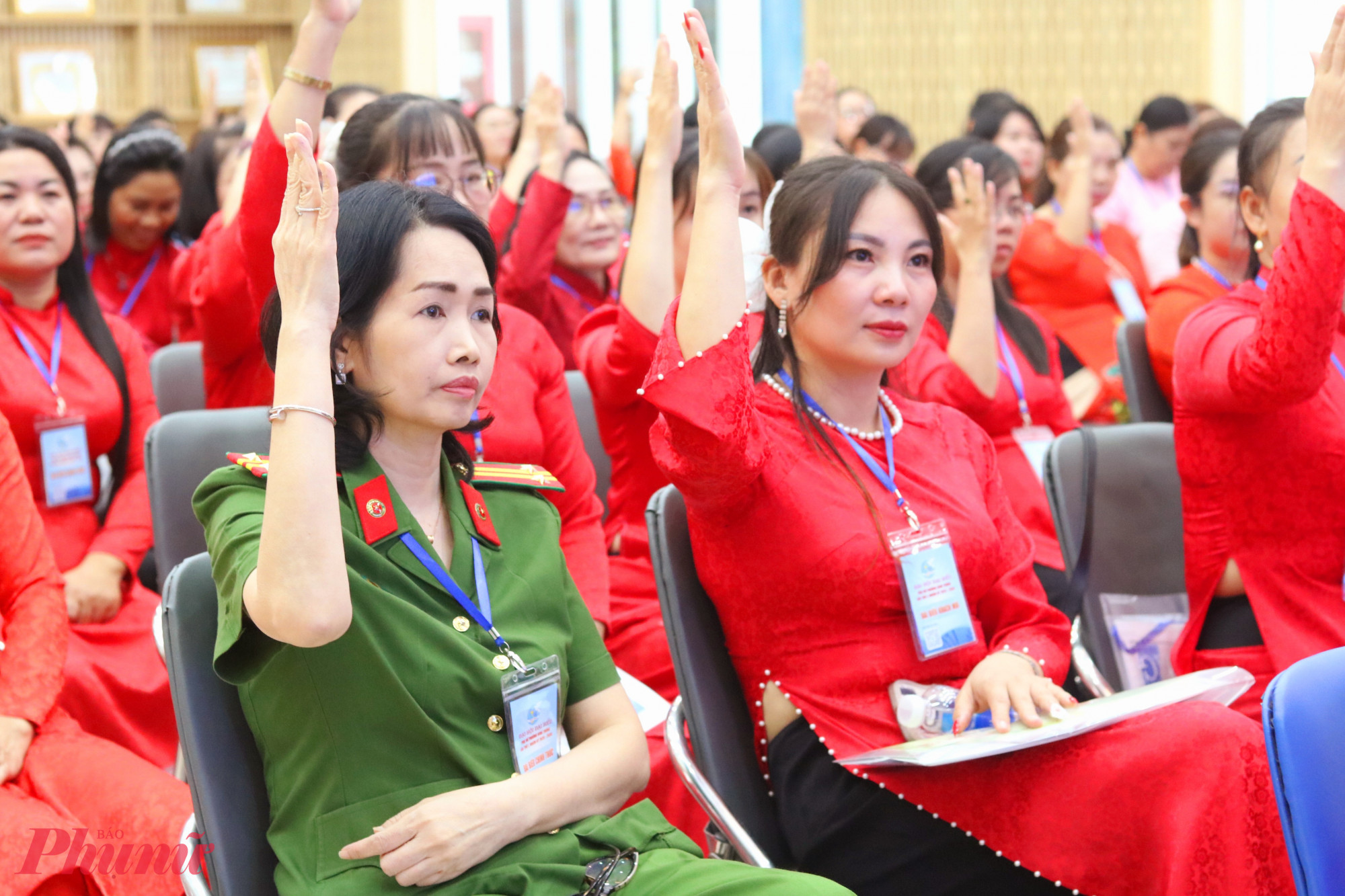 Đại biểu biểu quyết thông qua Nghị quyết Đại hội đại biểu Phụ nữ phường Bình Trưng lần thứ I, nhiệm kỳ 2025 – 2030 - Ảnh: Mẫn Nhi