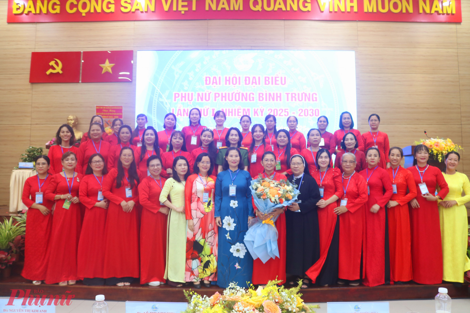 Ban chấp hành Hội LHPN phường Bình Trưng, nhiệm kỳ 2025 – 2030 và Đoàn đại biểu dự đại hội cấp trên ra mắt đại hội, nhận hoa chúc mừng từ bà Lê Thị Kim Thu – Thành ủy viên, Phó chủ tịch Hội LHPN TPHCM (hàng đầu, thứ 8, từ trái qua) - Ảnh: Mẫn Nhi