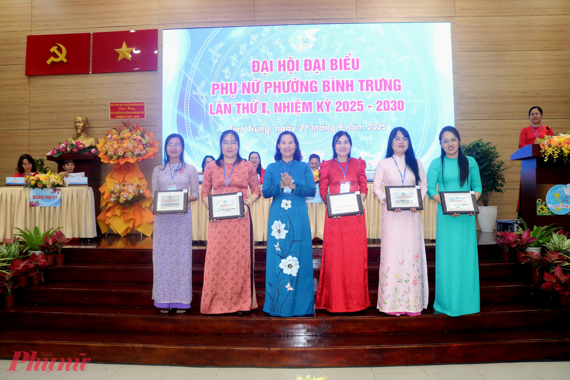 Bà Lê Thị Kim Thu – Thành ủy viên, Phó chủ tịch Hội LHPN TPHCM (thứ 3, từ trái qua) – trao quà tri ân các chị ủy viên không tham gia Ban chấp hành Hội LHPN phường Bình Trưng trong nhiệm kỳ mới - Ảnh: Mẫn Nhi