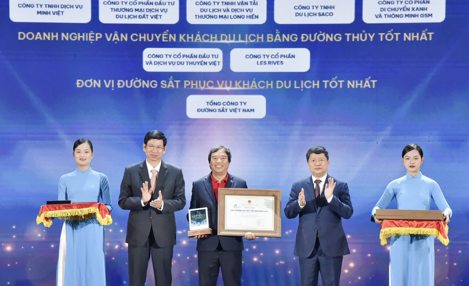 Đại diện Vietjet nhận giải thưởng “Hãng hàng không phục vụ khách du lịch tốt nhất 2025” - Ảnh: Tài Nguyễn