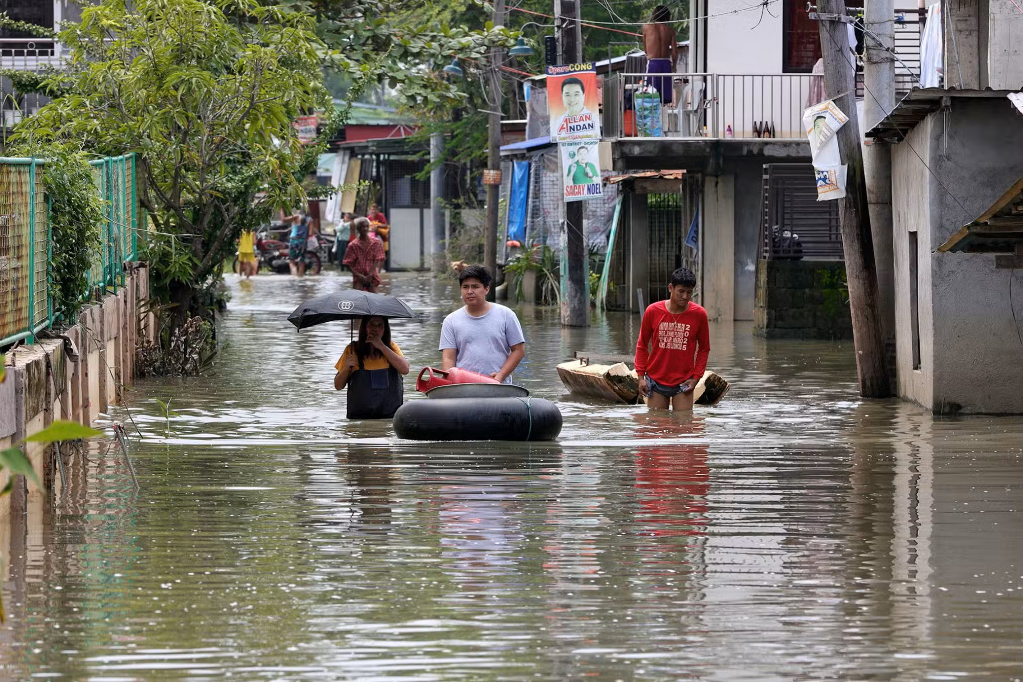 Một cộng đồng dân cư ở khu vực Calumpit, tỉnh Bulacan chìm trong nước vào ngày 8/9/2025, do một phần đê chắn lũ dọc sông Pampanga bị vỡ - Ảnh: INQUIRER/GRIG C. MONTEGRANDE