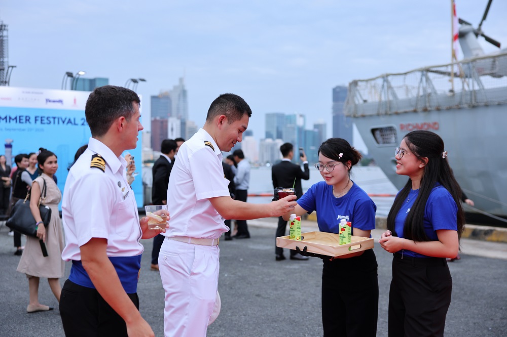  “Đắt khách” không kém là những ly mocktail của nhà Vinamilk. Các sản phẩm nước ép từ những loại trái cây nhiệt đới được biến tấu theo những công thức độc đáo để giữ trọn hương vị tươi mát, trở thành dư vị khó quên trong lòng thực khách quốc tế - Ảnh: Nguyễn Hoàng