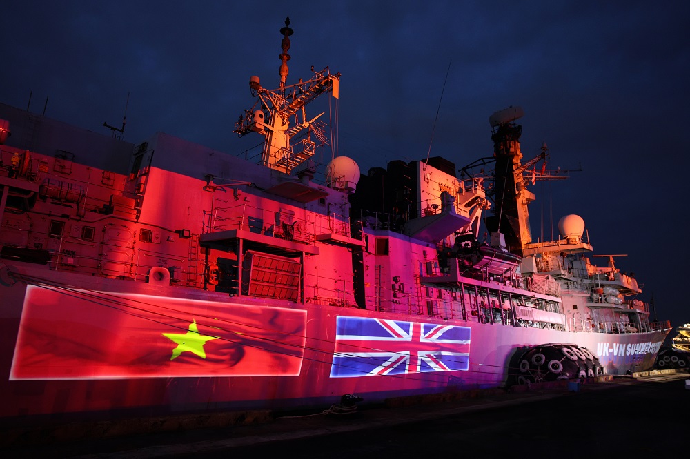 Cập cảng Nhà Rồng (TPHCM) sáng ngày 22/9/2025, tàu hộ vệ đa nhiệm HMS Richmond của Hải quân Hoàng gia Anh, bắt đầu chuyến thăm hữu nghị TPHCM. Chuyến thăm diễn ra đúng dịp Anh và Việt Nam kỷ niệm 15 năm thiết lập quan hệ đối tác chiến lược, nhấn mạnh cam kết ngoại giao và sự củng cố hợp tác an ninh, quốc phòng - Ảnh: Nguyễn Hoàng