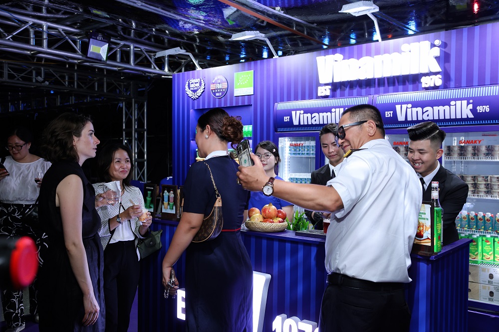 Bên cạnh các hoạt động giao lưu văn hóa và trình diễn nghệ thuật, một chi tiết đặc biệt khiến nhiều khách mời quốc tế bất ngờ: sản phẩm Vinamilk - thương hiệu sữa dẫn đầu tại Việt Nam - được phục vụ như món ẩm thực Việt độc đáo tại sự kiện - Ảnh: Nguyễn Hoàng
