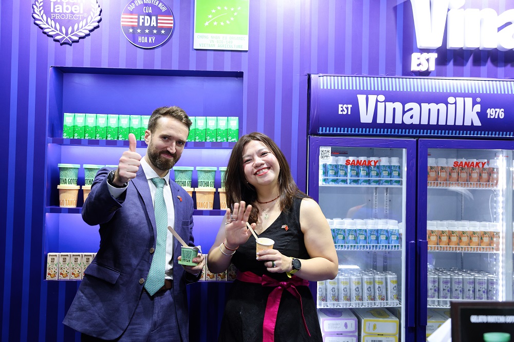  “Đây là lần đầu tiên tôi được nếm thử kem gelato của Vinamilk. Phải nói là cực kỳ ngon và sảng khoái, đặc biệt là trong những đêm thời tiết nóng thế này”, ông Sam Wood - Giám đốc mảng Xuất khẩu khu vực châu Á - Thái Bình Dương, Tổng lãnh sự quán Anh tại TP.HCM chia sẻ - Ảnh: Nguyễn Hoàng
