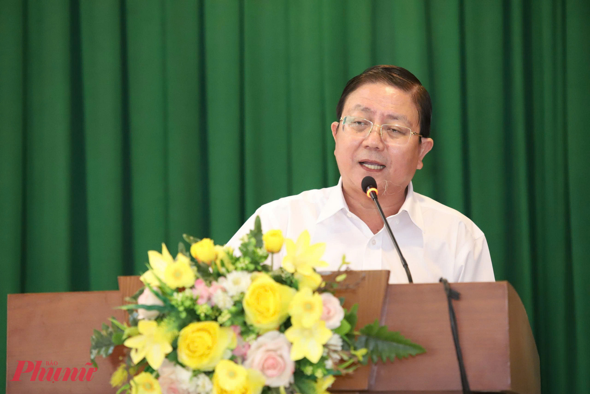 Ông Nguyễn Bắc Nam, Phó Giám đốc Sở Nội vụ TPHCM - thông tin đến các cử tri - Ảnh: Thanh Tâm