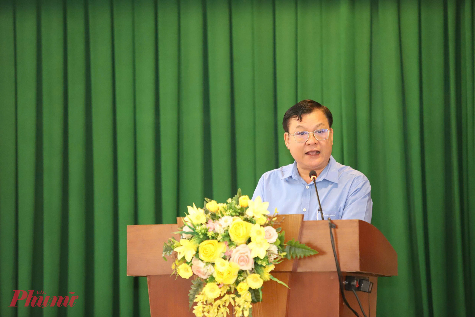 Ông Nguyễn Hoàng Anh Dũng - Phó Giám đốc Ban Quản lý dự án đầu tư xây dựng hạ tầng đô thị TPHCM - giải đáp kiến nghị của cử tri - Ảnh: Thanh Tâm