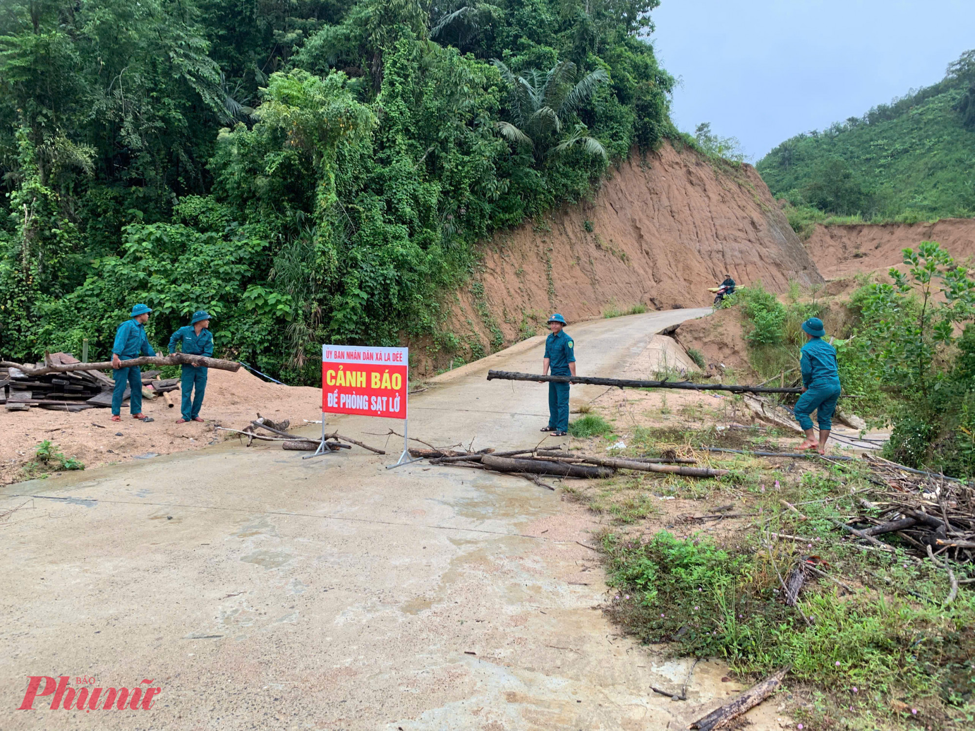 Xã biên giới La Dêê phân công lực lượng trực bão, thông báo các thôn triển khai các biện pháp phòng chống bão, tiến hành thông báo cho nhân dân không đi lại tuyến đường có nguy cơ sạt lở cao đã được địa phương xác định để đảm bảo an toàn