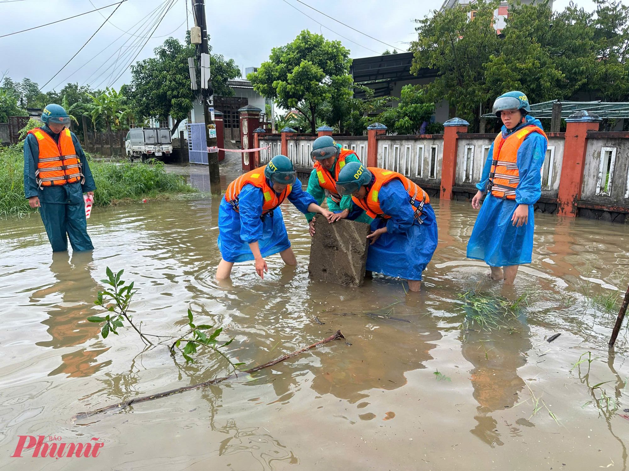 Các địa phương huy động phương tiện, nhân lực thu dọn các vị trí bị sạt lở, thông cống đề phòng ngập úng.