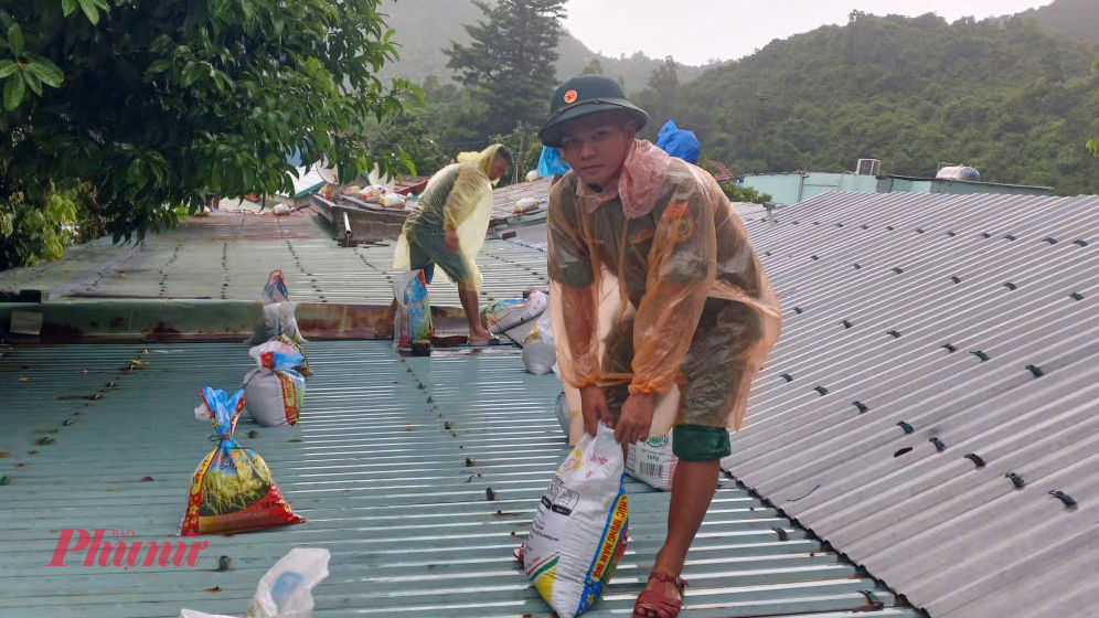 Đồn Biên phòng Cù Lao Chàm điều 02 tổ/14 đồng chí giúp nhân dân chằng, chống nhà cửa để phòng, chống bão.