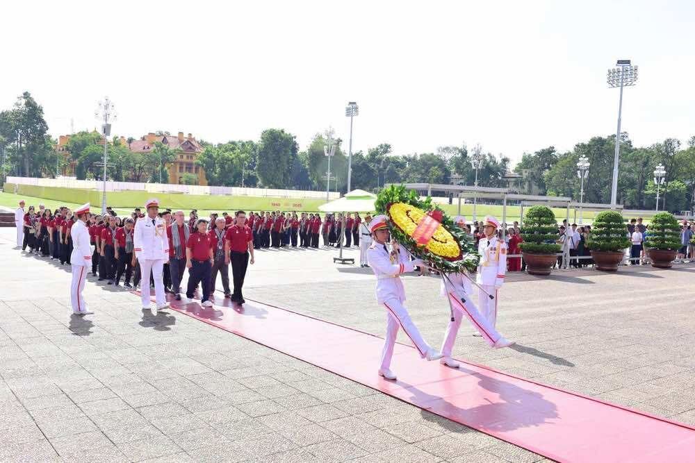 Các chiến  sĩ  Bộ Tư  lệnh Lăng Chủ tịch Hồ Chí Minh hướng dẫn đoàn đại biểu trí thức TPHCM vào lăng viếng Bác. Ảnhh: Minh Thi
