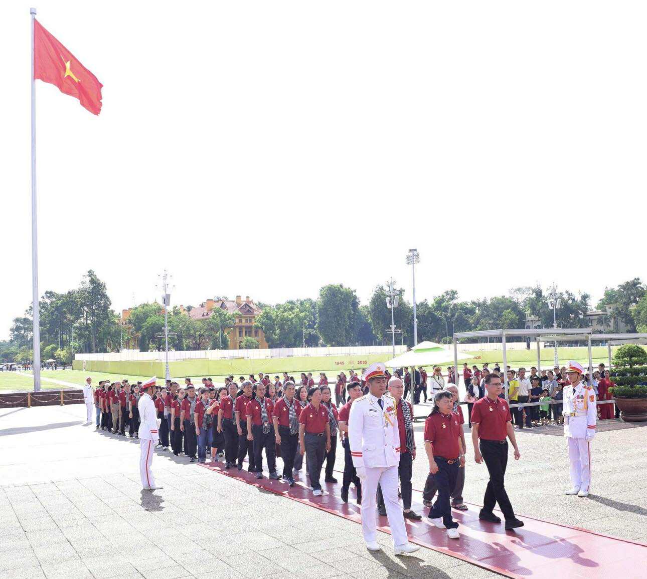 Đoàn đại  biểu  trí  thức TPHCM vào lăng viếng Bác Hồ