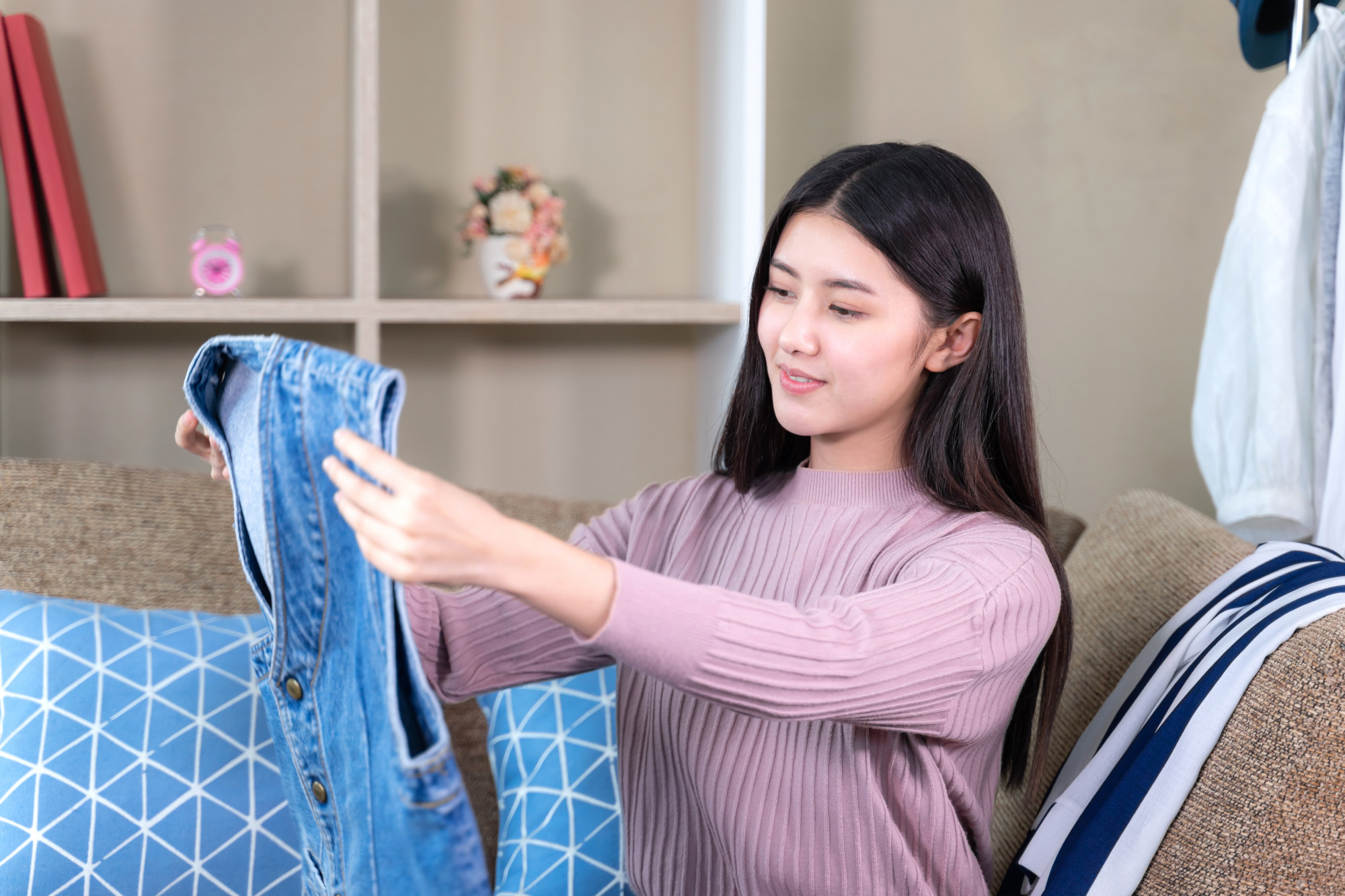 Cuối tuần, sau bao ngày lần lựa ngán ngẩm chị quyết định dọn tủ đồ - Ảnh Freepik
