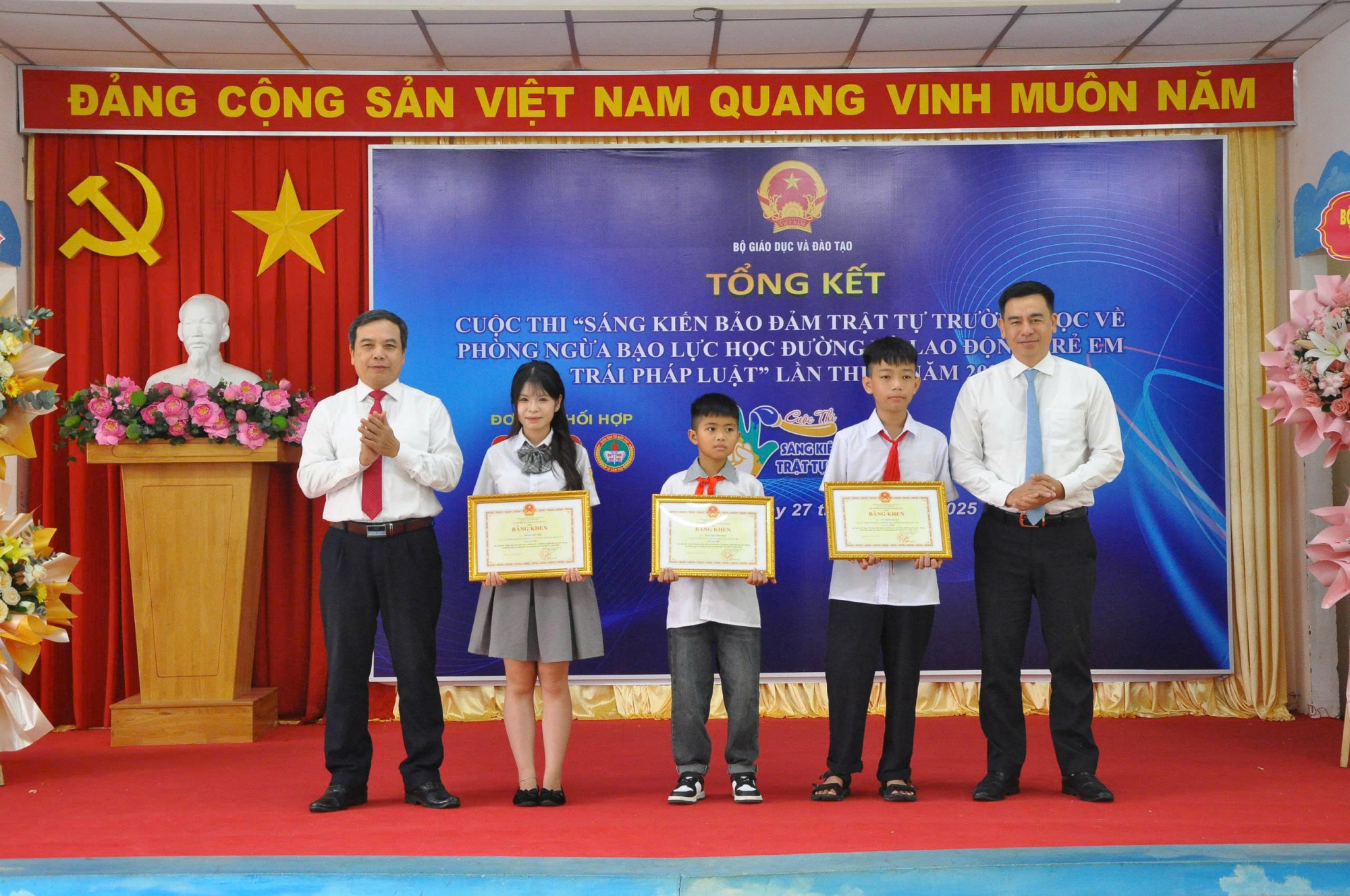ban tổ chức trao 58 giải thưởng cho các thí sinh tham gia vòng toàn quốc bao gồm: 3 giải Nhất,