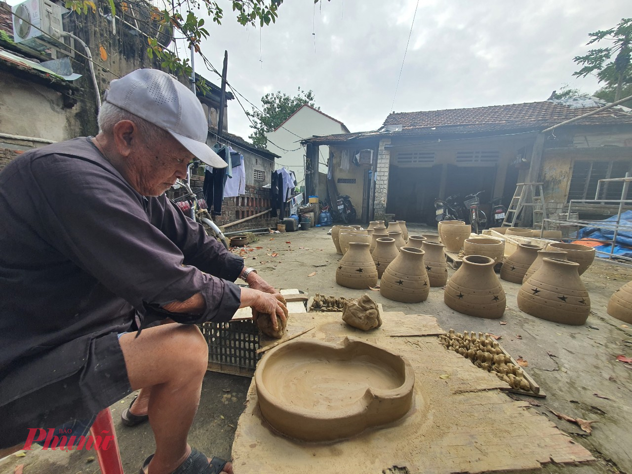 Một nghệ nhân ở làng gốm Thanh Hà 
