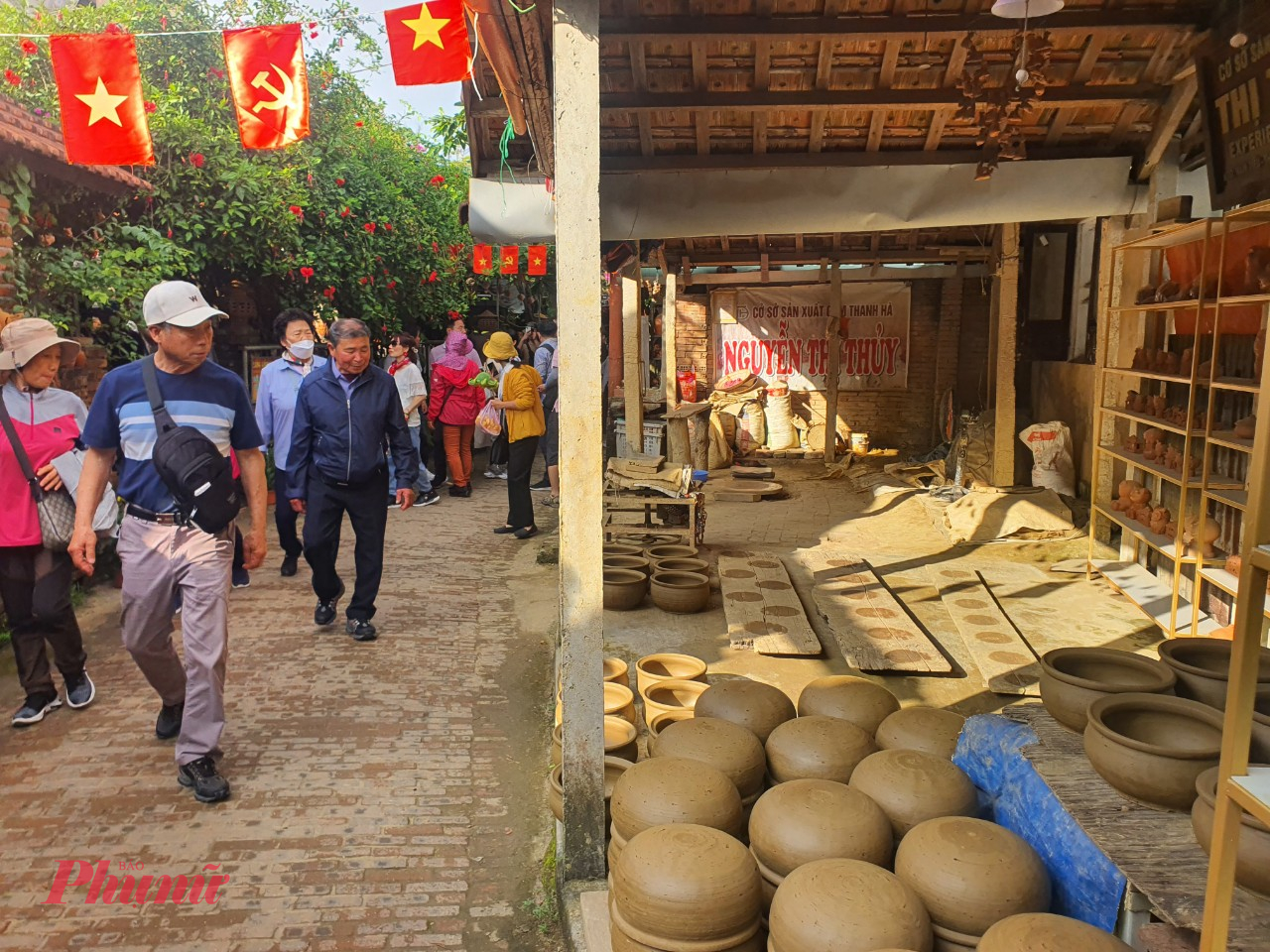 Làng gốm Thanh Hà thu hút rất đông du khách tham quan_Ảnh: Lê Đình Dũng.