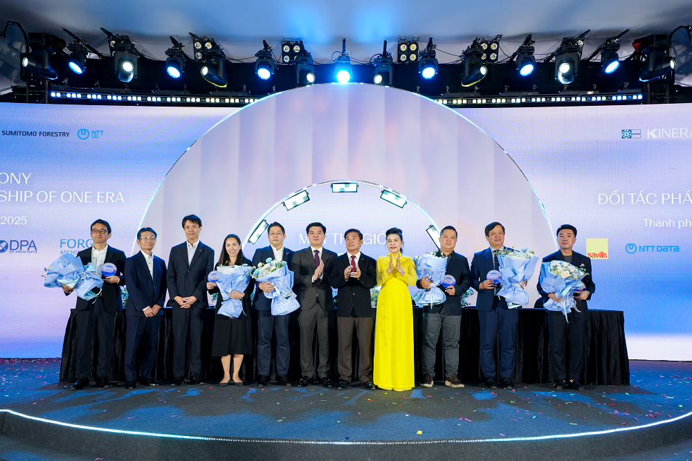 Bà Đặng Thị Kim Oanh trao kỷ niệm chương cho đại diện các đối tác đồng hành và các nhà phát triển - Ảnh: Kim Oanh Group