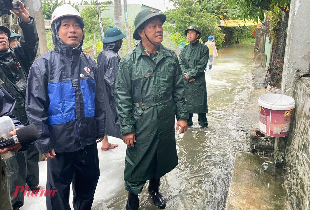 Thiếu tướng Trần Thanh Hải - Phó Tư lệnh Quân khu 5 - trực tiếp kiểm tra công tác phòng chống bão số 10_Ảnh: D.X.