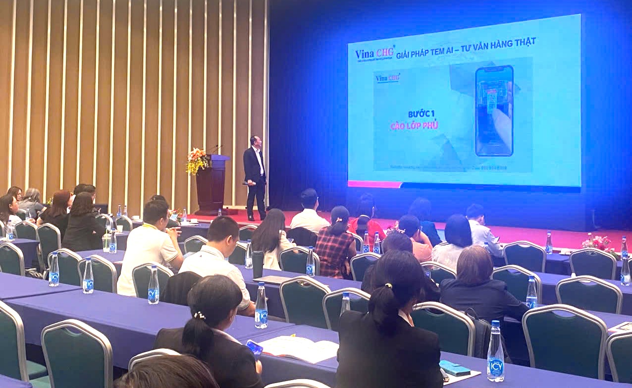 Ông Nguyễn Viết Hồng - Tổng giám đốc Công ty Vina CHG chia sẻ về giải pháp sử dụng AI chống hàng giả - Ảnh: Văn Ngọc
