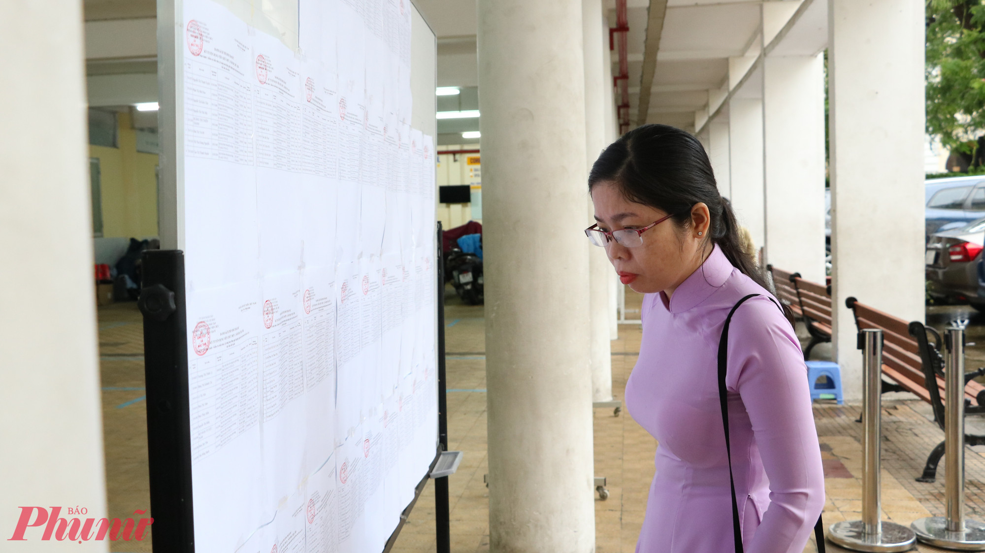 Ứng viên xem danh sách phòng thi tại Trường THCS và THPT Trần Đại Nghĩa - Ảnh: Trang Thư