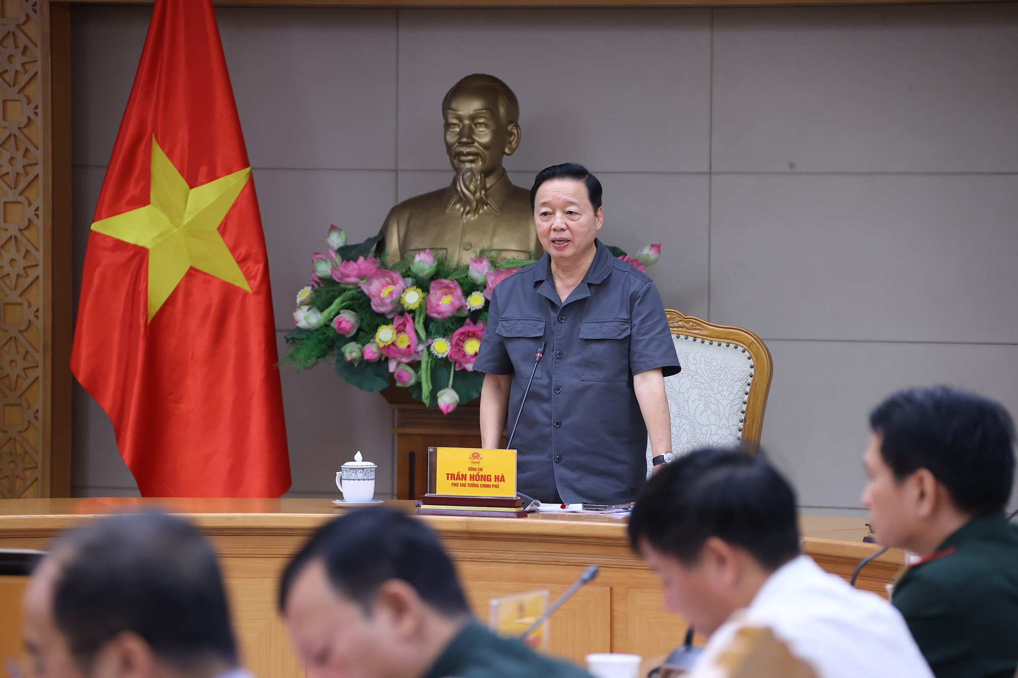 Phó Thủ tướng Trần Hồng Hà chủ trì cuộc họp ứng phó với bão số 10 - ảnh: VGP