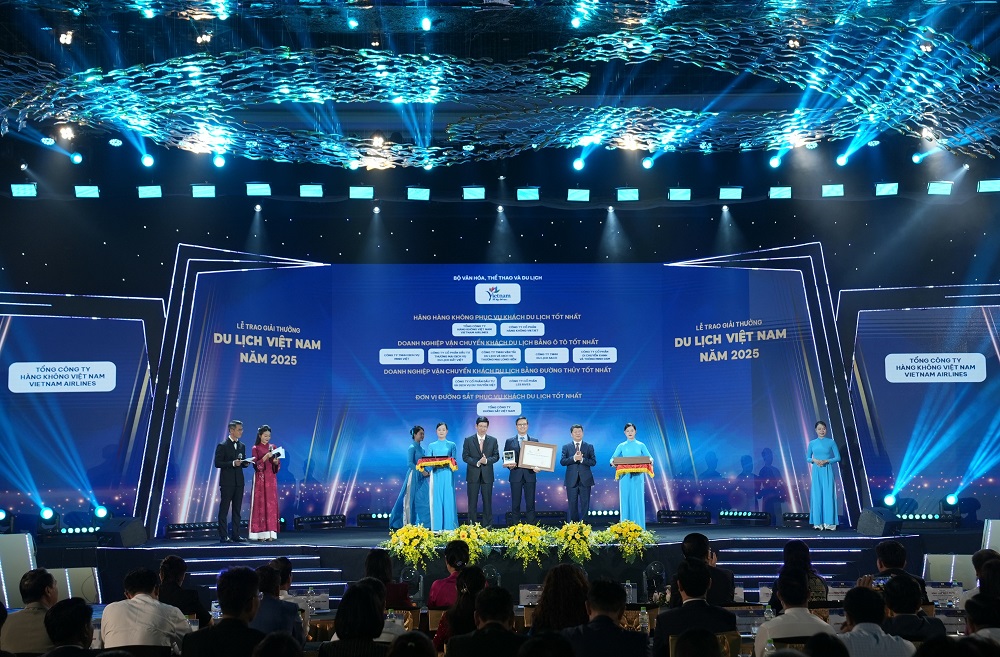 Vietnam Airlines vinh dự đón nhận giải thưởng “Hãng hàng không phục vụ khách du lịch tốt nhất” tại lễ trao Giải thưởng Du lịch Việt Nam 2025 - Ảnh: Vietnam Airlines