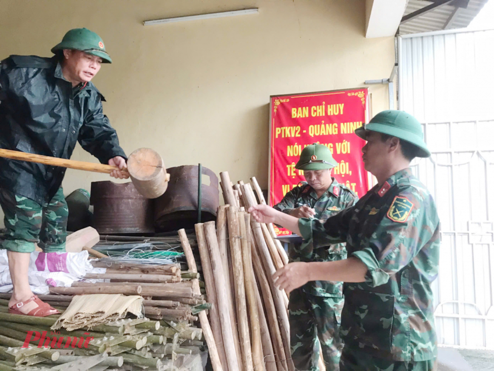Cùng với đó, hàng trăm cán bộ, chiến sĩ bộ đội thường trực, dân quân tự vệ được huy động xuống địa bàn, phối hợp kiểm tra, sẵn sàng di dời người dân ra khỏi khu vực nguy hiểm