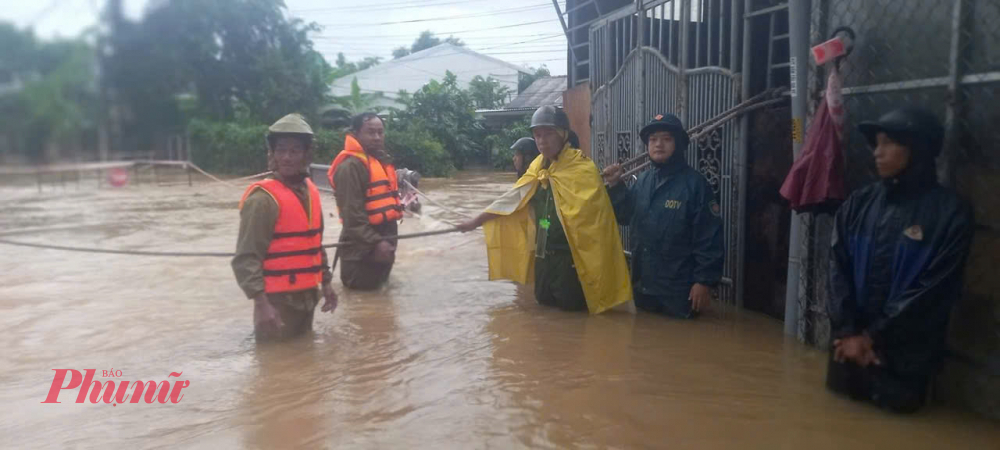 Nhận được điện thoại cầu cứu của người dân qua đường dây nóng, Công an TP Huế,  Phòng Cánh sát Phòng cháy chữa cháy cứu hộ cứu nạn đã huy động gần 20 cán bộ, chiến sĩ cùng trang thiết bị chuyên dụng nhanh chóng đến hiện trường, phối hợp cùng lực lượng địa phương để ứng cứu nạn nhân.