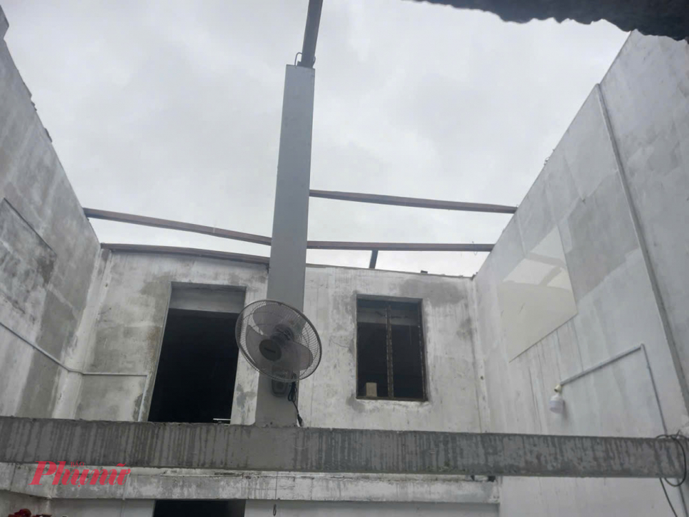 Chiều 27/9, ông Nguyễn Ánh Cầu, Chủ tịch UBND xã Quảng Điền, thành phố Huế, cho biết, do ảnh hưởng của cơn bão Bualoi, trên địa bàn xã đã xảy ra mưa lớn kèm lốc xoáy, gây thiệt hại về nhà cửa của người dân.