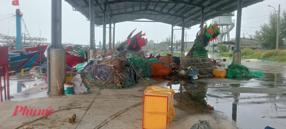Tại cảng cá Vinh Hiền ( xã Vinh Lộc, TP Huế)  đến đầu giờ chiều nay, tàu thuyền cua bà con đánh bắt cá trong đầm cầu 2 được di dời lên bờ tránh trú an toàn