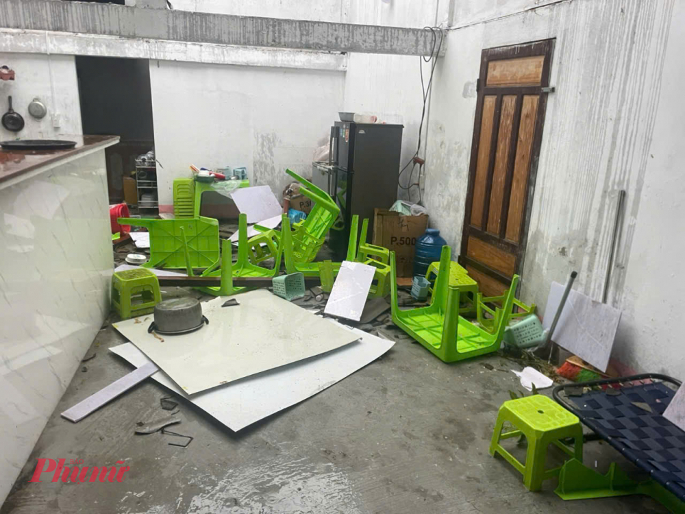 Theo ôn Cầu, vào lúc khoảng 13h15 cùng ngày, trên địa bàn xảy ra trận lốc xoáy khiến 3 nhà liền kề của người dân tại thôn Tân Xuân Lai, xã Quảng Điền bị tốc mái hoàn toàn. Mưa lớn kèm dông lốc còn làm gãy đỏ một số trụ đèn tại khu vực thị trấn Sịa cũ. Sau khi xảy ra sự việc, chính quyền địa phương đã phối hợp với các lực lượng chức năng hỗ trợ người dân khắc phục tạm thời nhà cửa, di dời đến nơi an toàn trước khi cơn bão số 10 đổ bộ.